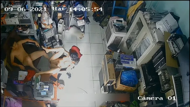 Cô vợ ông xã nện nhau trong của buồi máy tính